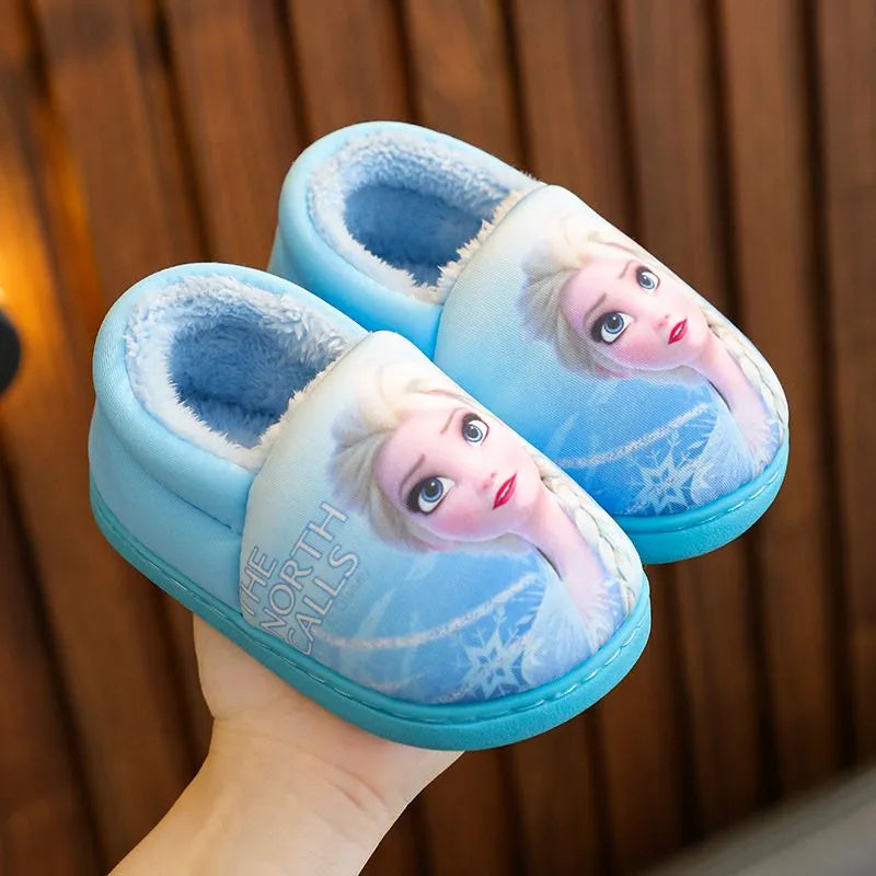 A imagem destaca o modelo da cor azul do Sapato Infantil Feminino Princesa Elsa Frozen