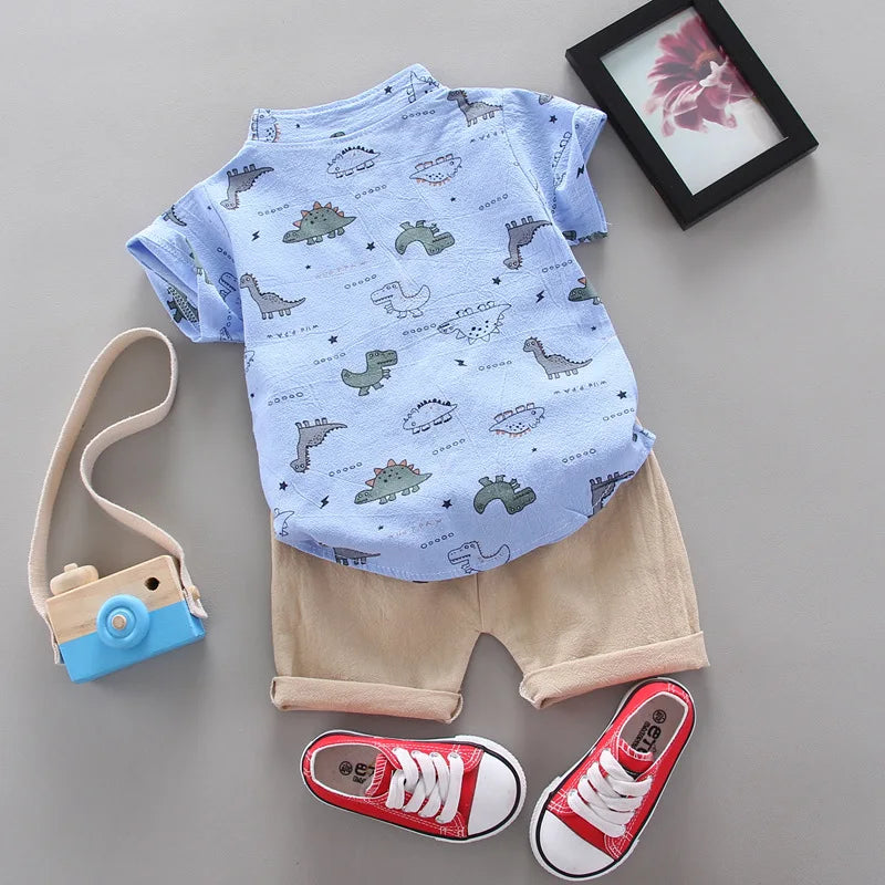 A imagem mostra a parte de trás do Conjunto Infantil Masculino Camisa e Short Desenho na cor azul