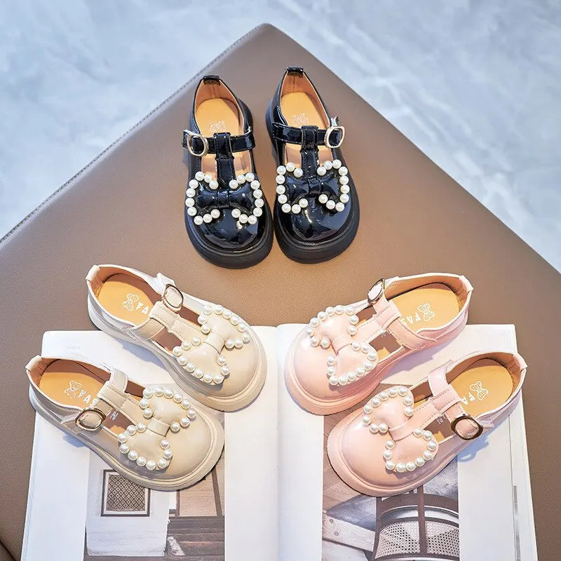 A imagem destaca o modelo de três cores do Sapato Infantil Feminino em Couro Com Pérolas