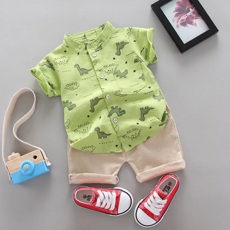 A imagem mostra o Conjunto Infantil Masculino Camisa e Short Desenho na cor verde