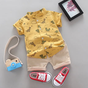 A imagem mostra o Conjunto Infantil Masculino Camisa e Short Desenho na cor amarelo