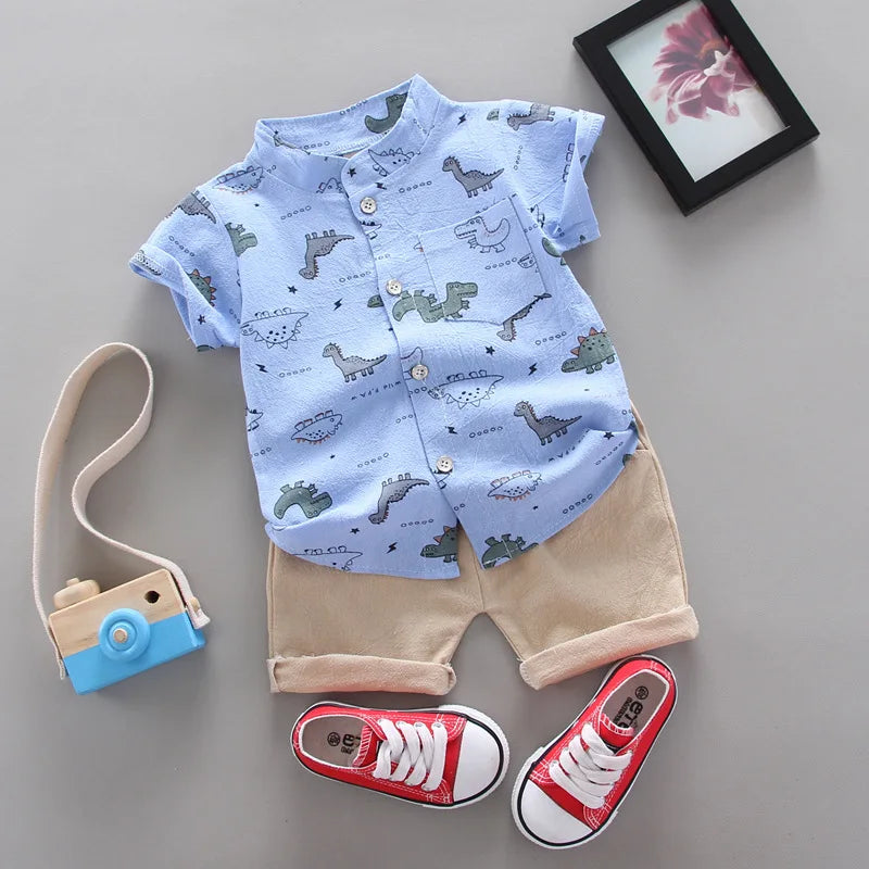 A imagem mostra o Conjunto Infantil Masculino Camisa e Short Desenho na cor azul