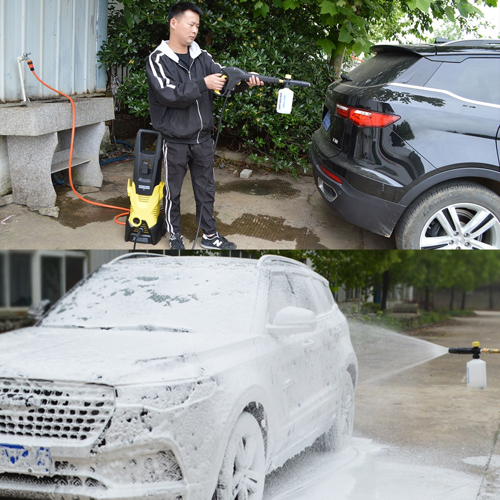 A imagem mostra o funcionamento do produto, um homem utilizando e o carro cheio de espuma.