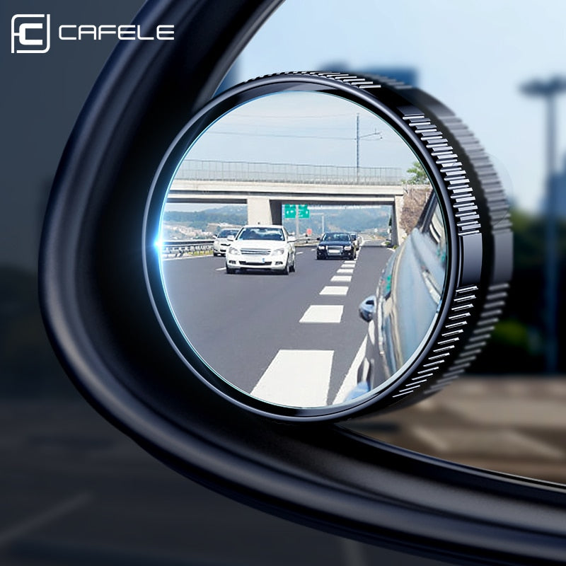 A imagem mostra o espelho auxiliar em funcionamento, mostrando os carros que vem atrás.