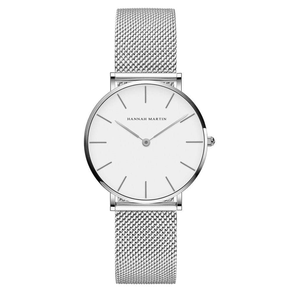 A imagem mostra o relógio da cor prata com visor branco.
