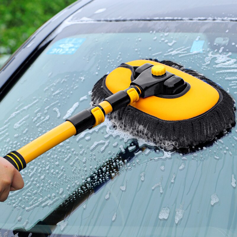 A imagem mostra uma pessoa usando o esfregão para a limpeza do vidro frontal do automóvel.