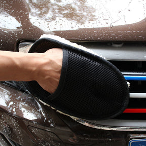 A imagem mostra uma pessoa limpando a parte frontal do carro com a luva.