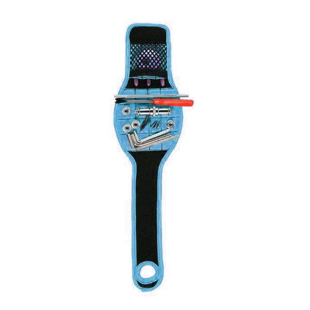 A imagem mostra a pulseira magnética na cor azul, com alguns acessórios no imã.