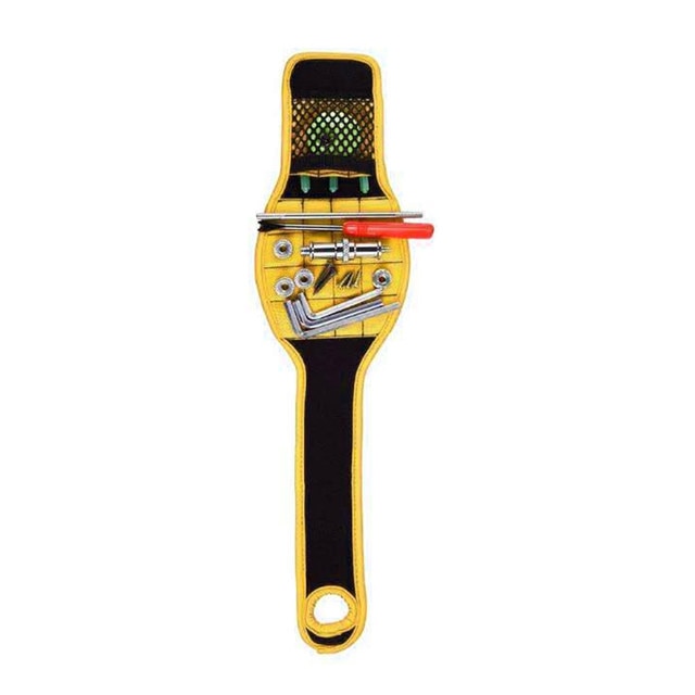 A imagem mostra a pulseira magnética amarela com alguns acessórios no imã.