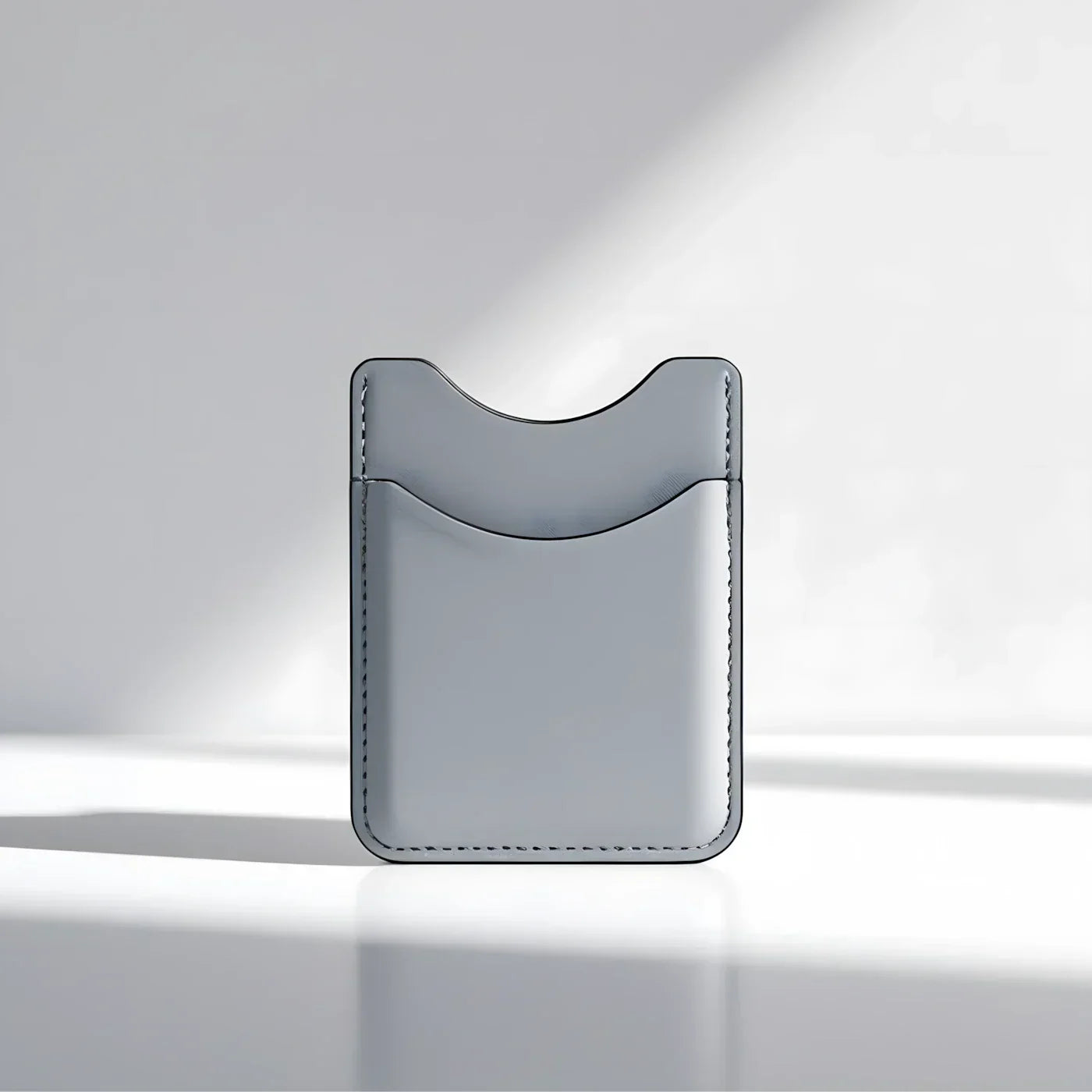 Um porta cartão masculino de frente