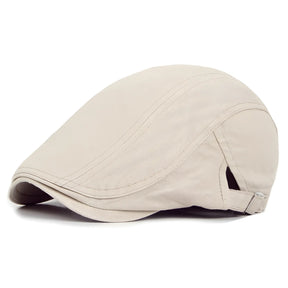 boina masculina italiana na cor bege vista pela lateral, enquadrada em um fundo branco.