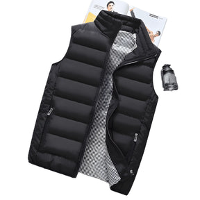 Colete Masculino Puffer na cor preta em um fundo branco.
