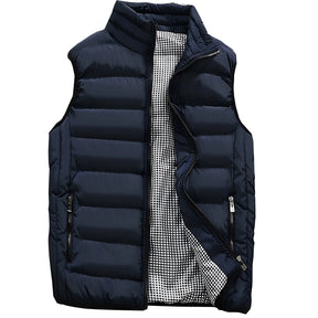 colete masculino puffer azul marinho em um fundo branco.