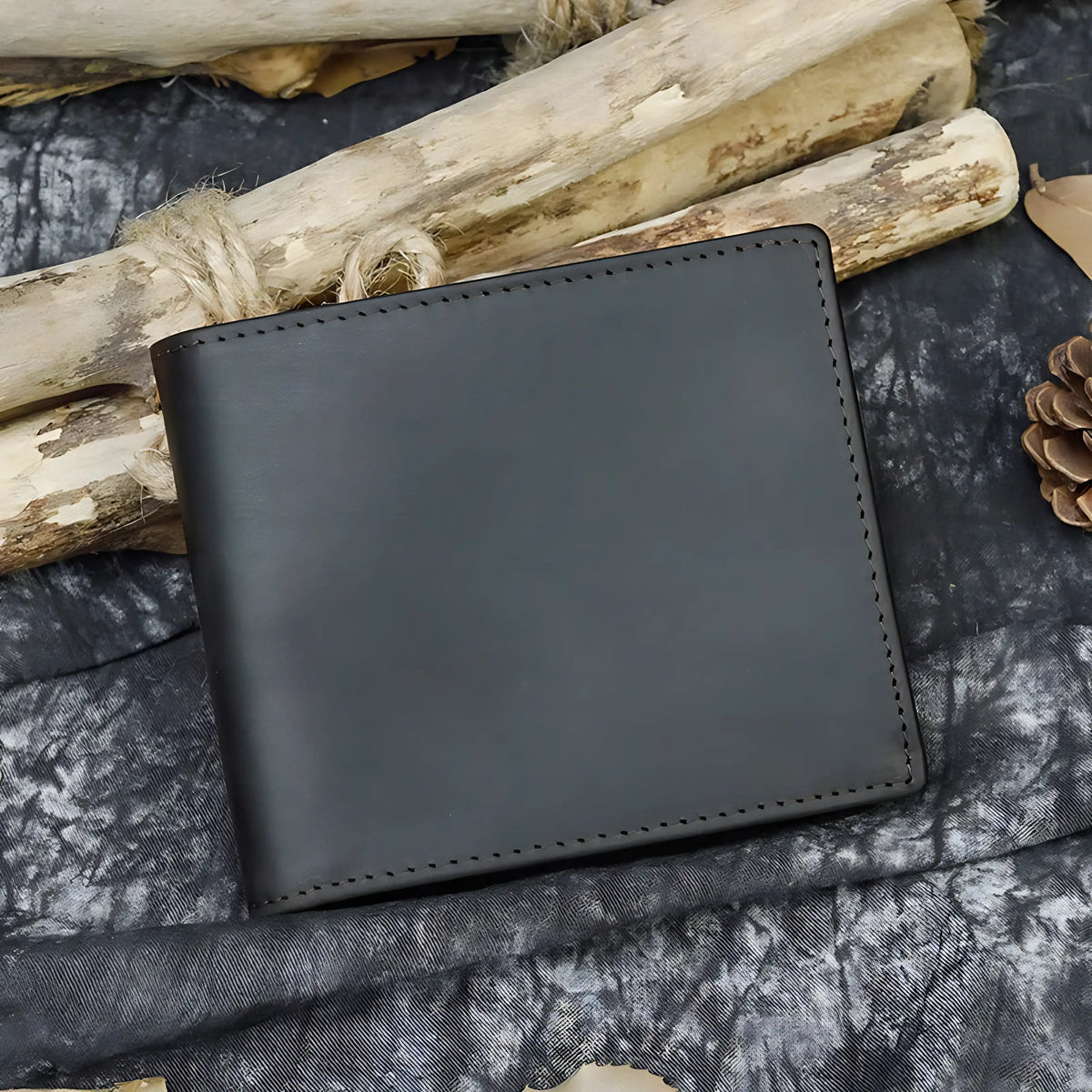 Carteira de couro preto, elegante e minimalista, ideal para homens modernos.