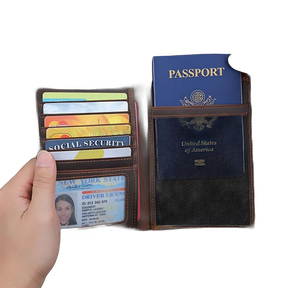 Porta-documentos em couro com passaporte e cartões, ideal para viagem e organização.