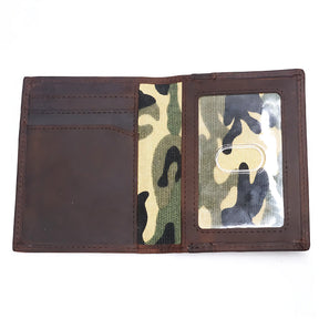 Carteira masculina em couro com estampa camuflada e porta-cartões.