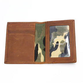 Carteira masculina camuflada com acabamento em couro, espaço para cartões e documentos.