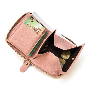 Carteira rosa com espaço para cartões, moedas e cédulas.