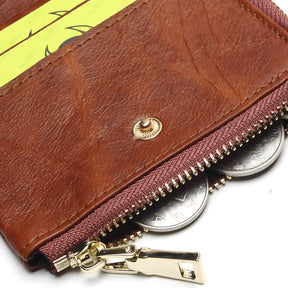 Porta-moedas de couro marrom com zíper e moedas visíveis, produto para e-commerce.