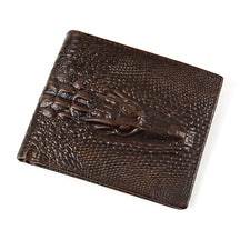 Carteira de couro marrom com relevos de crocodilo, elegante e sofisticada.