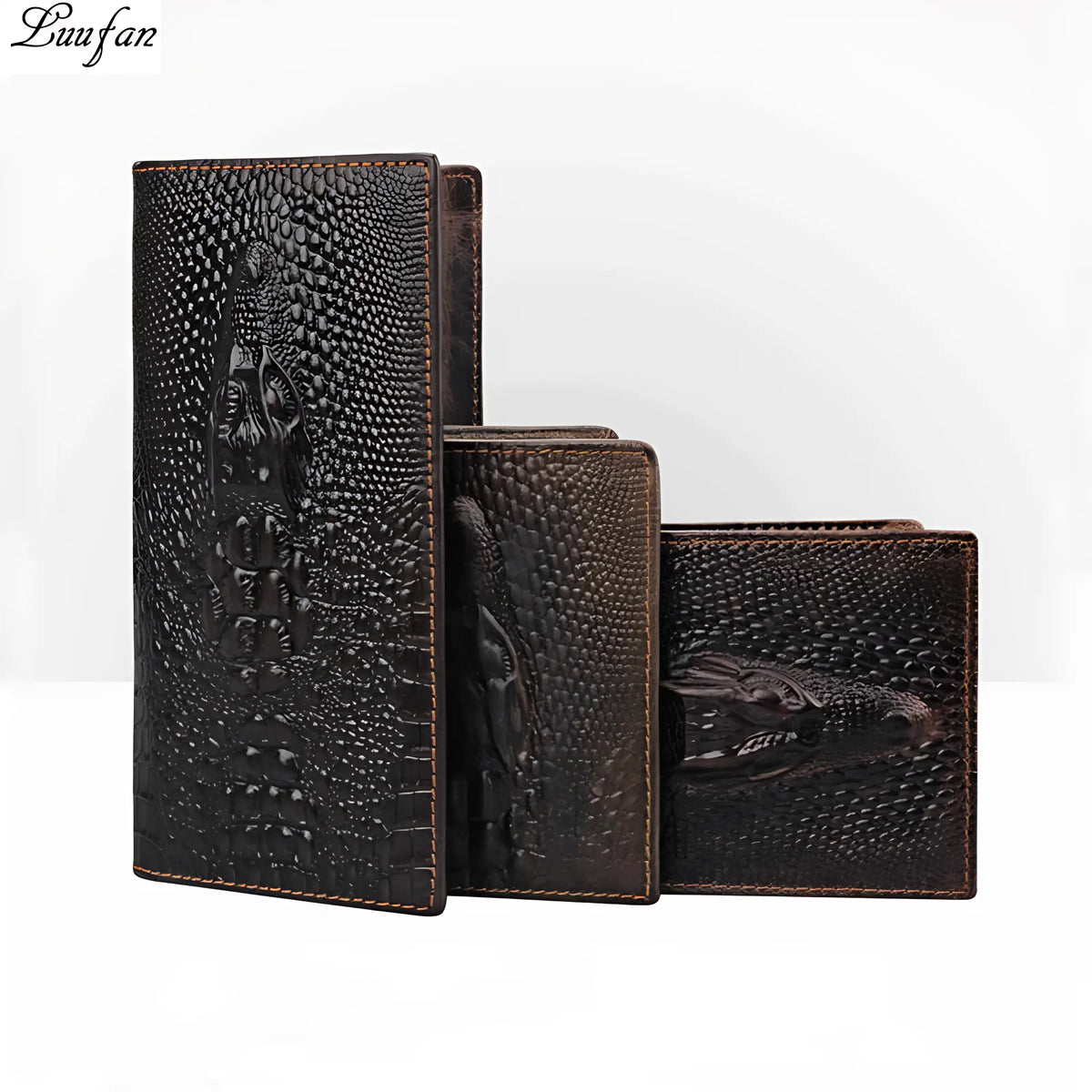 Conjunto de carteiras de couro sintético com textura de crocodilo em tons marrons.