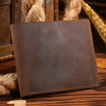 Carteira de couro marrom, estilo clássico, ideal para homens, com costura laranja.