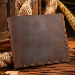Carteira de couro marrom, estilo clássico, ideal para homens, com costura laranja.
