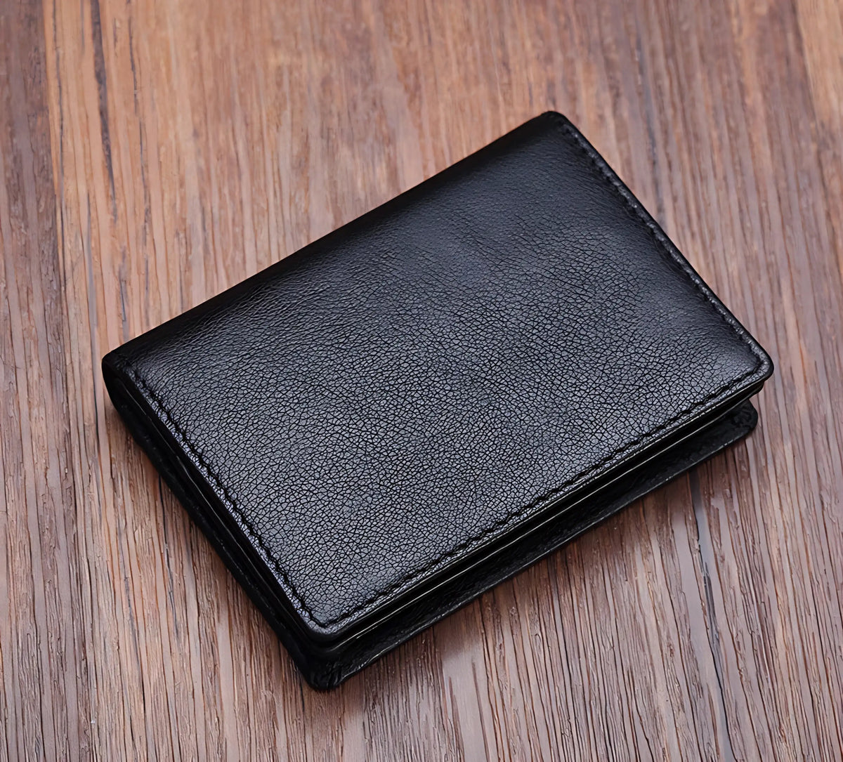 Carteira preta de couro, compacta e elegante para uso diário.