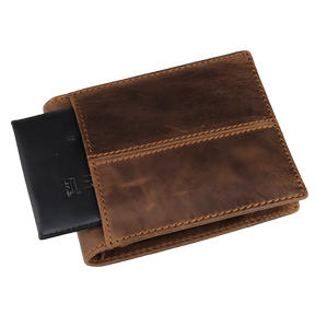 Carteira de couro marrrom com bolso para cartão preto, elegante e prática.