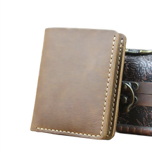 Portfólio de couro marrom claro estilo vertical, ideal para cartões e documentos.