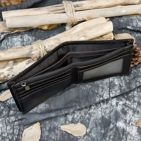 Carteira de couro masculina com compartimentos e zíper, estilo clássico e sofisticado.