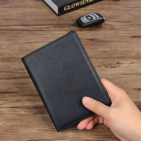 Porta-cartões preto em mão, design elegante e moderno, ideal para organização.