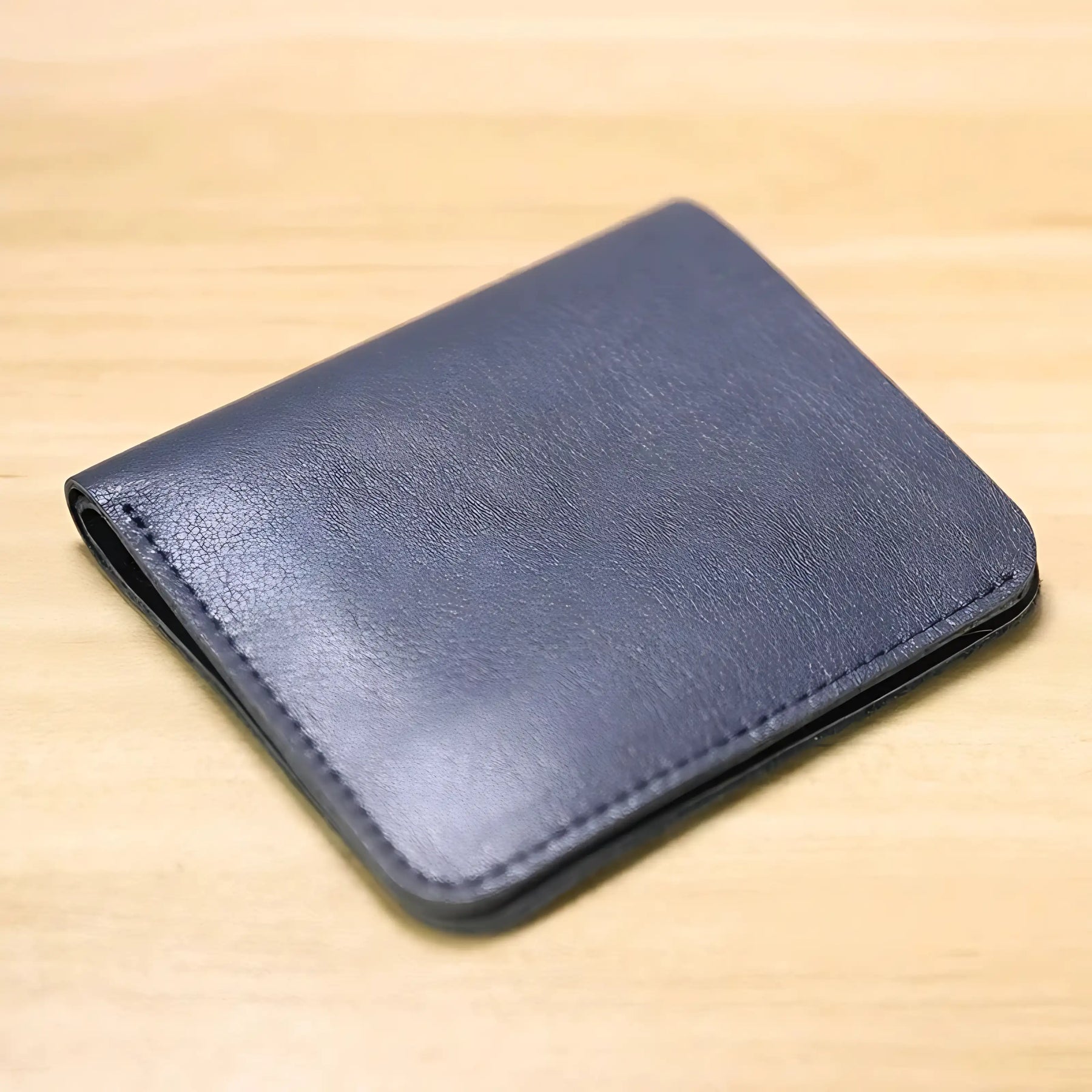 Carteira masculina de couro sintético na cor azul escuro, compacta e elegante.