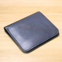 Carteira masculina de couro sintético na cor azul escuro, compacta e elegante.