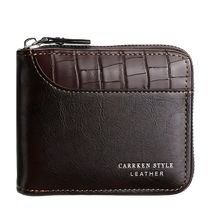 Carteira em couro marrom com textura croco e logo Carrken Style.