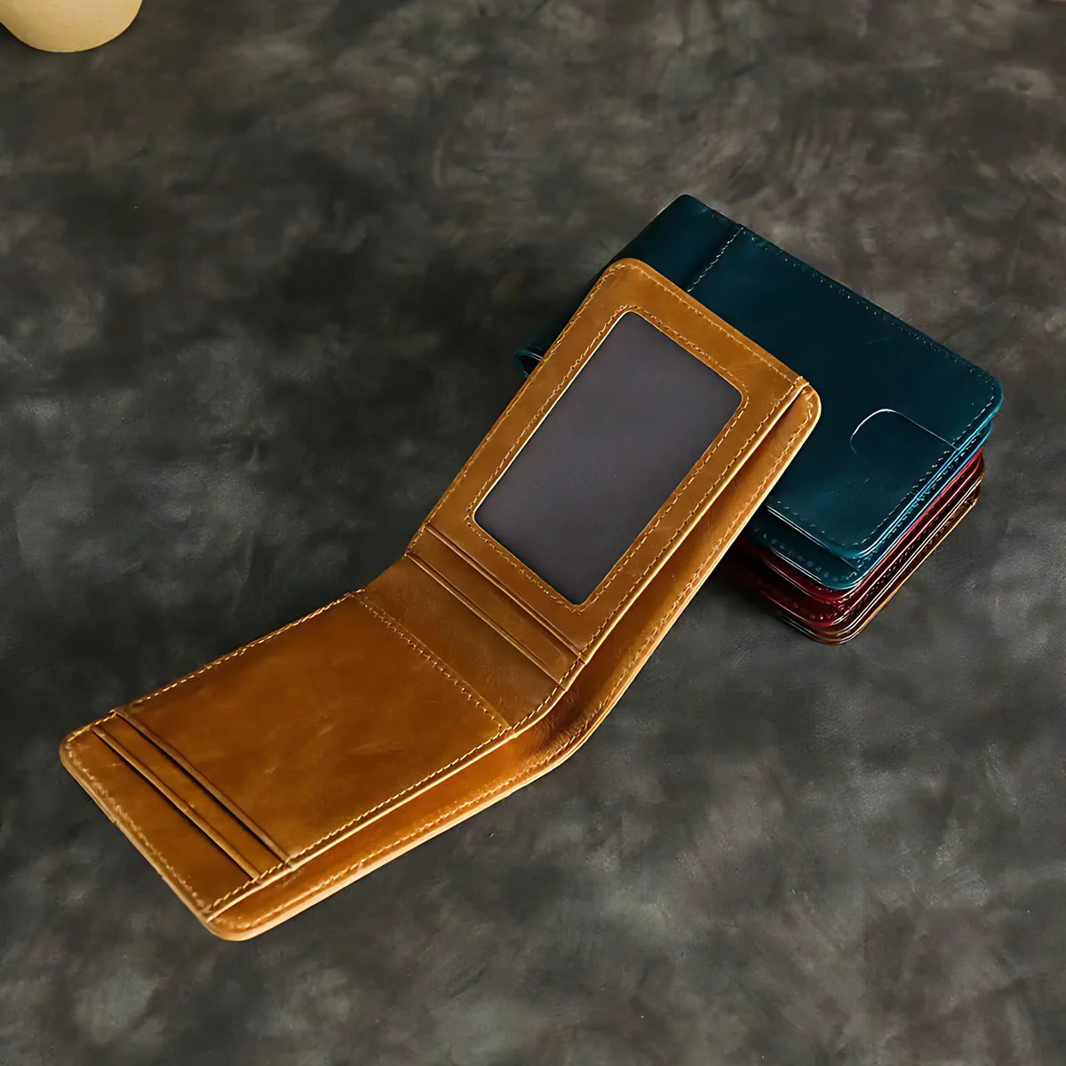 Carteira de couro em várias cores, design elegante e funcional para homens.