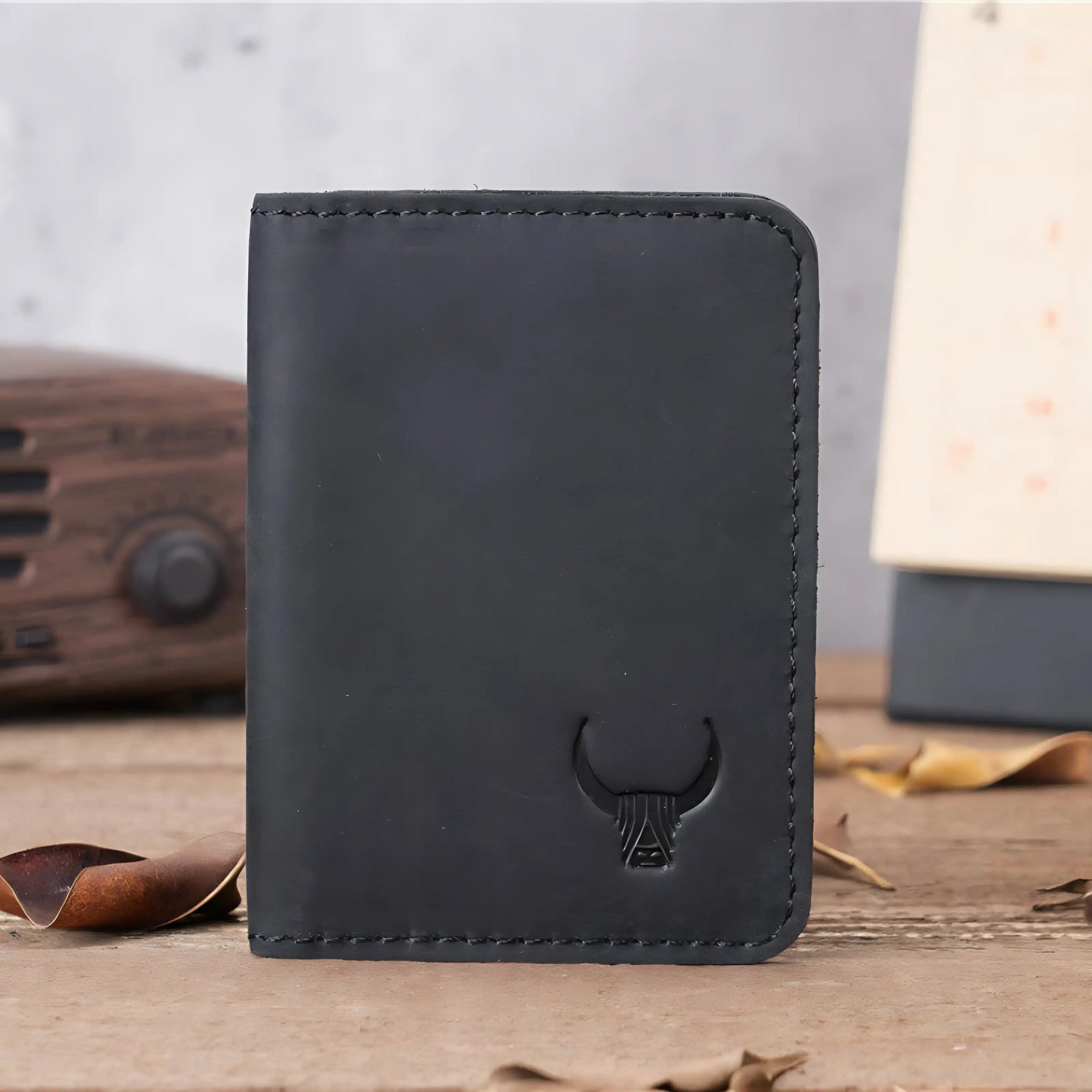 Cartera de couro preta com detalhe em relevo de touro.