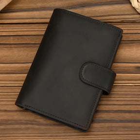 Carteira de couro preto elegante, ideal para organização de documentos e cartões.