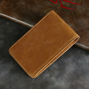 Porta-cartões de couro marrom, design elegante e minimalista para organização.