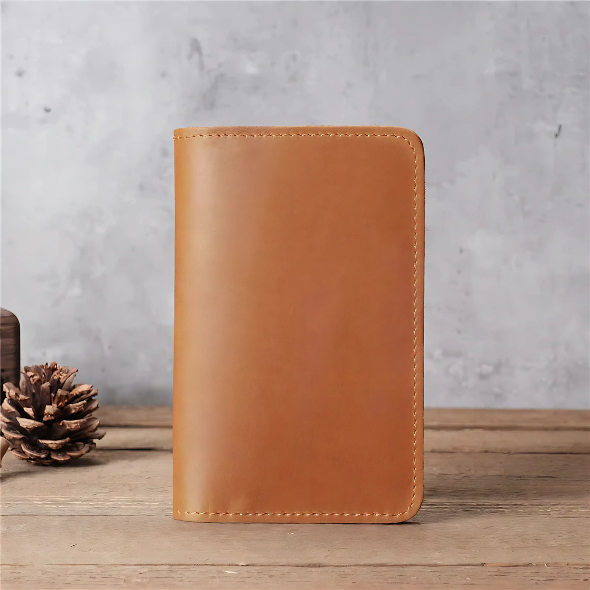 Capa de couro marrom para documentos, elegante e resistente, ideal para organização.