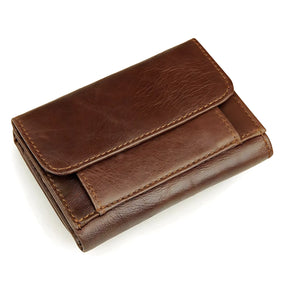 Carteira de couro marrom elegante e compacta para organizar documentos e cartões.