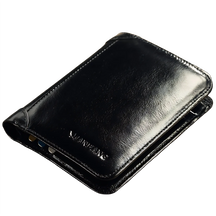 Carteira de couro preto elegante, ideal para cartões e dinheiro, sobre mesa de madeira.