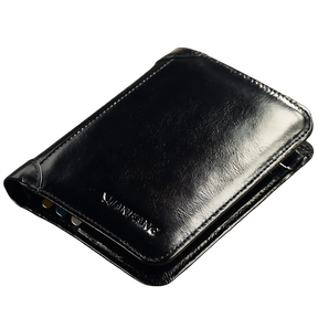 Carteira de couro preto elegante, ideal para cartões e dinheiro, sobre mesa de madeira.