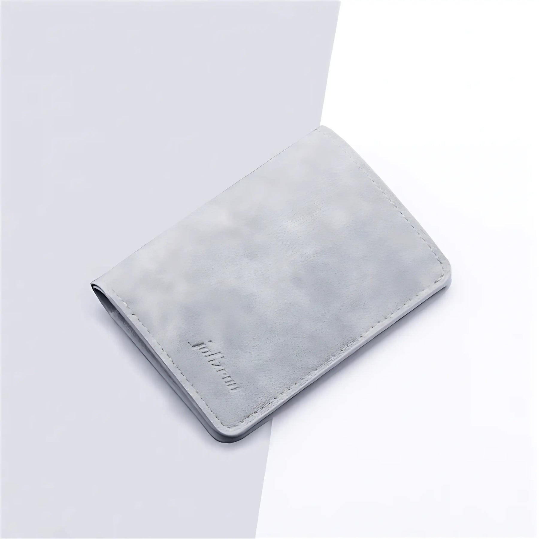Carteira cinza elegante em material sintético, ideal para acessórios masculinos e femininos.