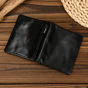 Carteira masculina de couro preto com zíper, ideal para acessórios.