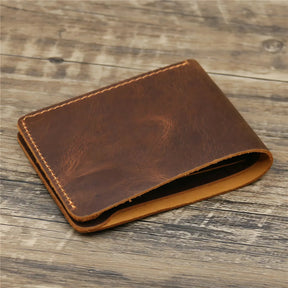 Carteira de couro marrom, estilo clássico e elegante, ideal para organizar documentos.