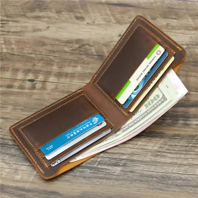 Carteira de couro marrom com cartões e notas, ideal para organização e estilo.