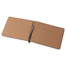 Carteira de couro clara com compartimentos para cartões e design elegante.