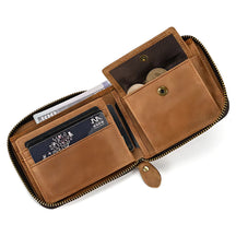 Carteira de couro marrom com bolsos para cartões e moedas, estilo prático.