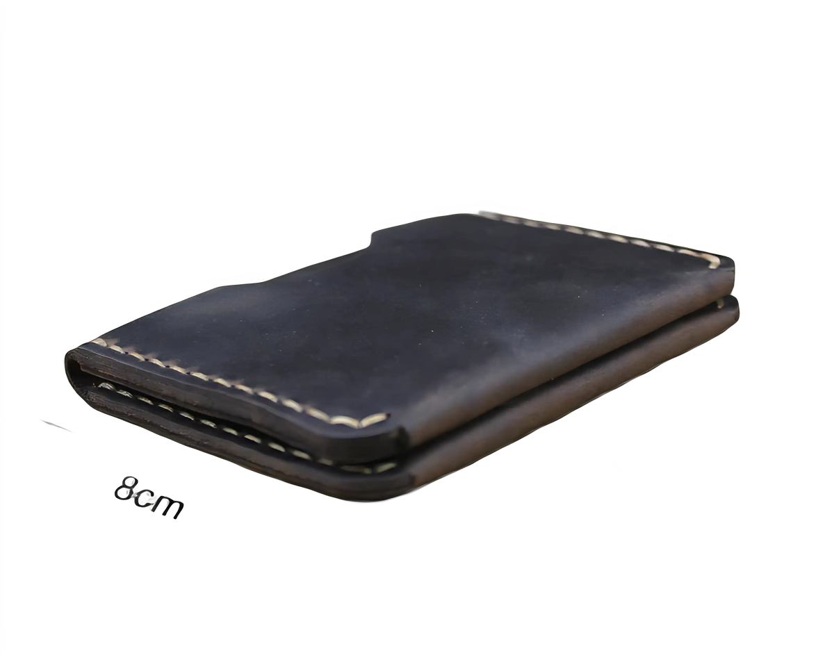 Carteira de couro masculina marrom, dimensões 8cm x 11cm x 1cm.